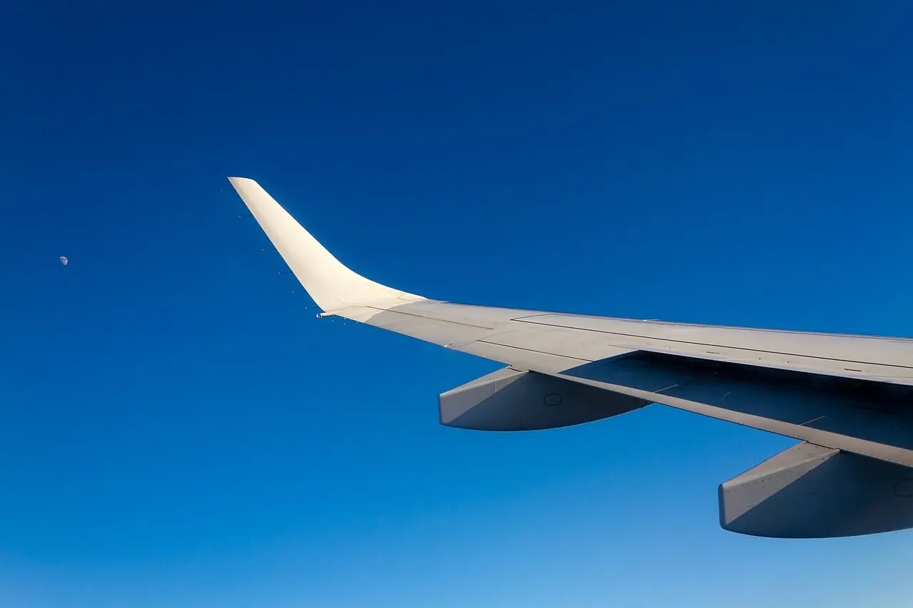 Aile et winglet d'un Embraer 190 en vol.